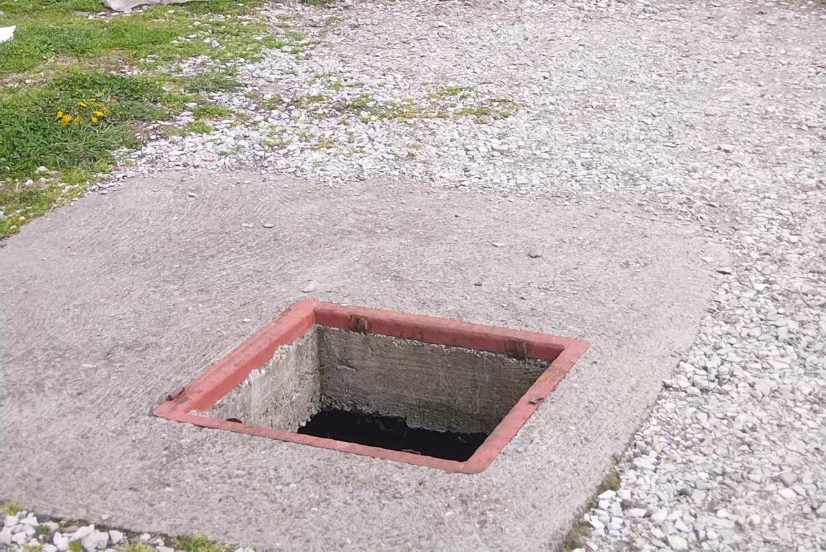 DOBOJSKI INFO UPOZORAVA: Otvoreni šaht predstavlja opasnost za pješake!