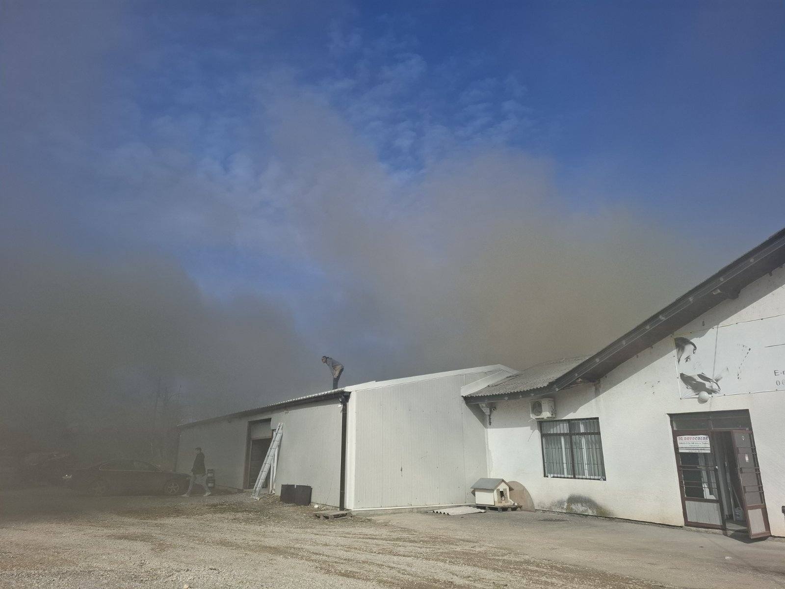 DOBOJ: Lokalizovan požar na privrednom objektu (FOTO)