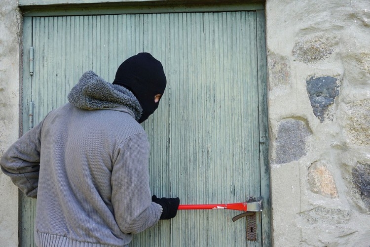 DOBOJ: Dvojac ukrao naočare, cigarete i bicikl