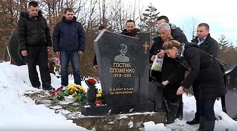 DOBOJ: Mladi SDS na grobu Spomenka Gostića