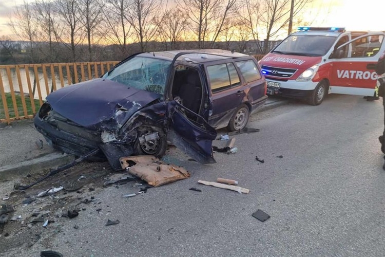 DOBOJ: Sudar "BMW" i "Golfa 2" na gradskom mostu, oba vozača prevezena u bolnici