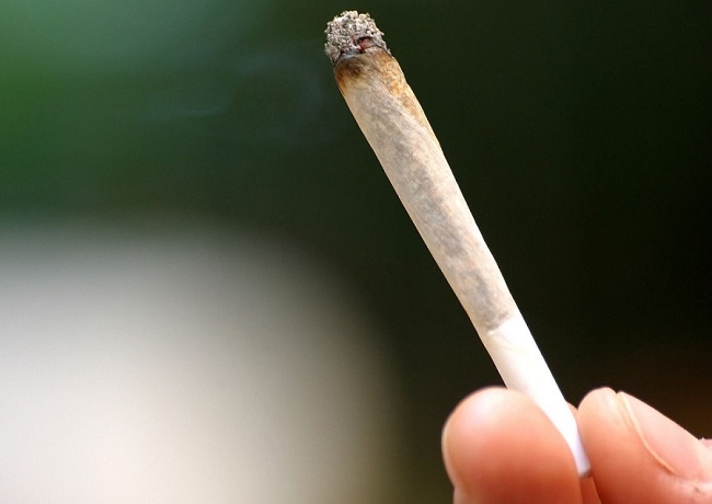 DOBOJ: Uhvaćeni na djelu. Policajci zaplijenili džoint i 8 grama marihuane.