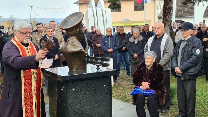 DOBOJ: U Podnovlju otkrivena spomen-bista pilotu Ranku Vukmiroviću