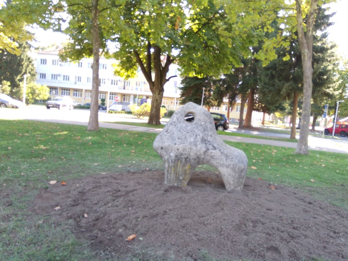 U DOBOJU NI UMJETNOST NIJE ZAŠTIĆENA: Premještena skulptura ispred bivšeg Doma vojske (FOTO)