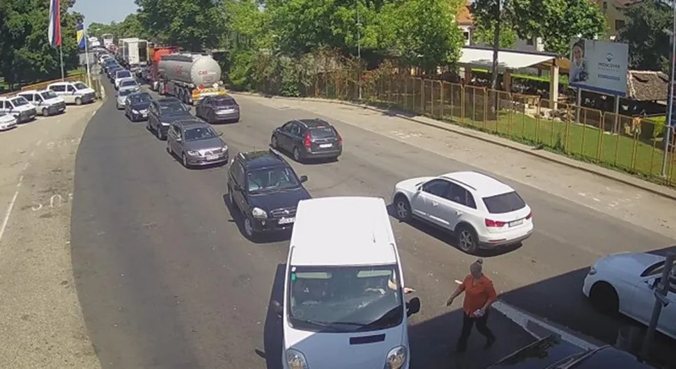 GUŽVE NA GRANICI Pojačan saobraćaj na izlazu iz BiH