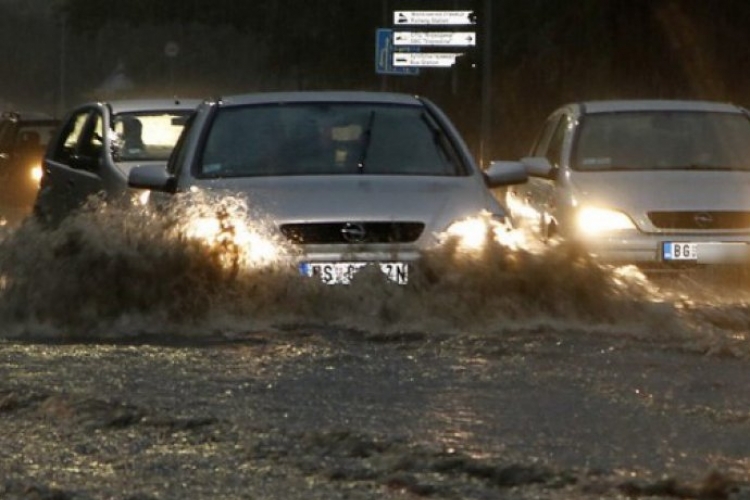 PUTEVI: Voda na saobraćajnicama, mogući jaki udari vjetra