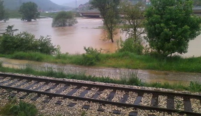 DOBOJ: Zbog plavljenja pruge, obustavljen saobraćaj na dionici Vranjak-Modriča