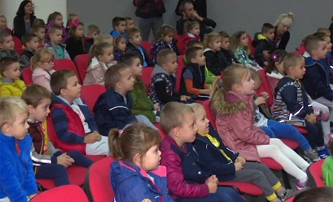 DOBOJ: Mališani iz vrtića uživali u pozorišnoj predstavi (VIDEO)