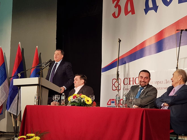 DOBOJ: Policija traga za beguncem sa Dodikovog mitinga