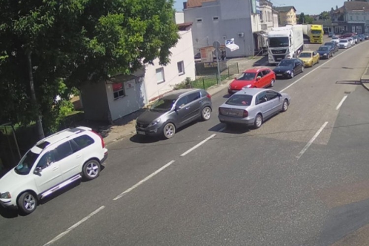 Gužve na više prelaza sa Hrvatskom