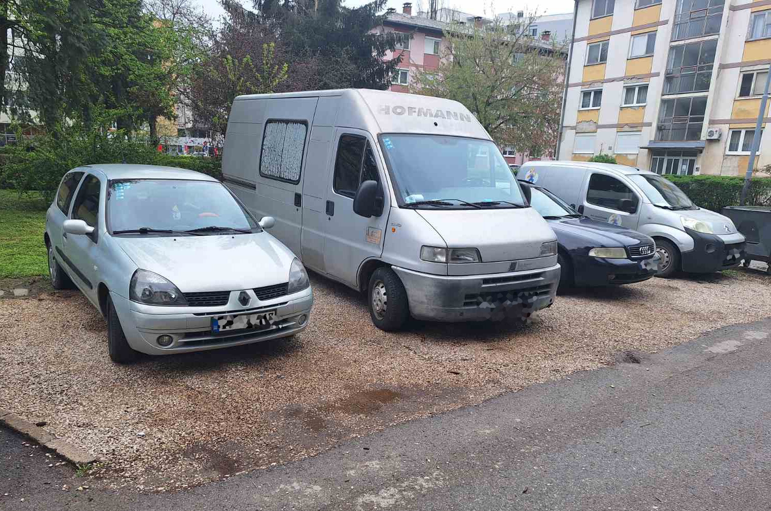 DIVLJI PARKING U CELJSKOJ ULICI: Gdje je komunalna policija i da li je ovo legalno? (FOTO)