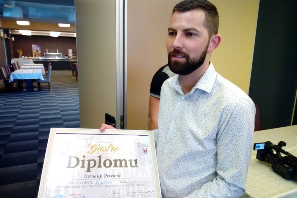 DOBOJ: Pana kota sa kefirom okićena zlatom