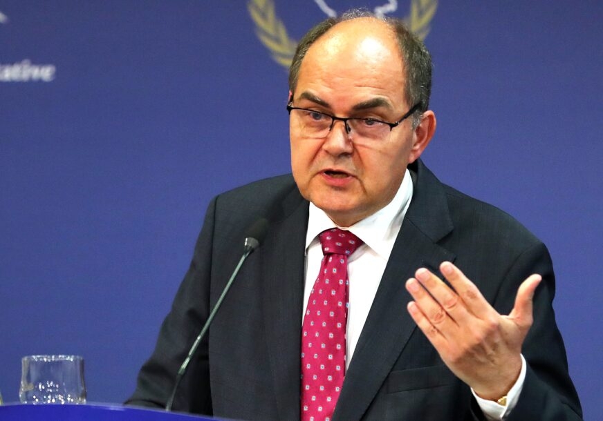 BEZ DOGOVORA STRANKA Sve odredbe tehničkih izmjena Izbornog zakona BiH koje je nametnuo Šmit STUPILE SU NA SNAGU