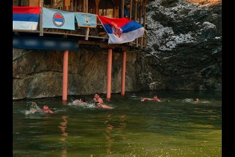 PETROVO: Aleksandar Petrović prvi doplivao do Časnog krsta