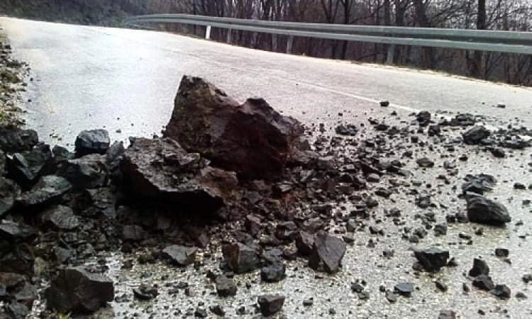 PUTEVI: Klizavi kolovozi, mogući odroni