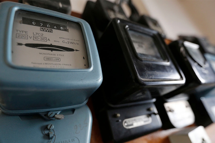 DOBOJ: Zbog duga ostala u mraku, pa isključivala struju i komšijama