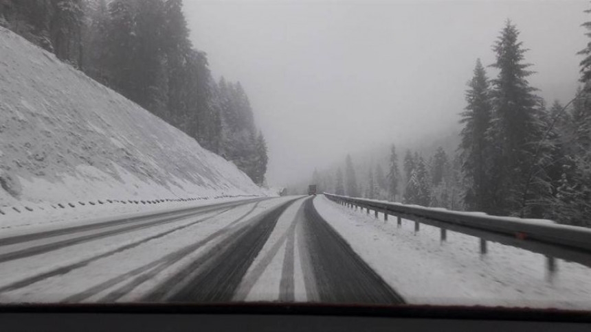 PUTEVI: Oprez, kolovozi klizavi ili zasniježeni