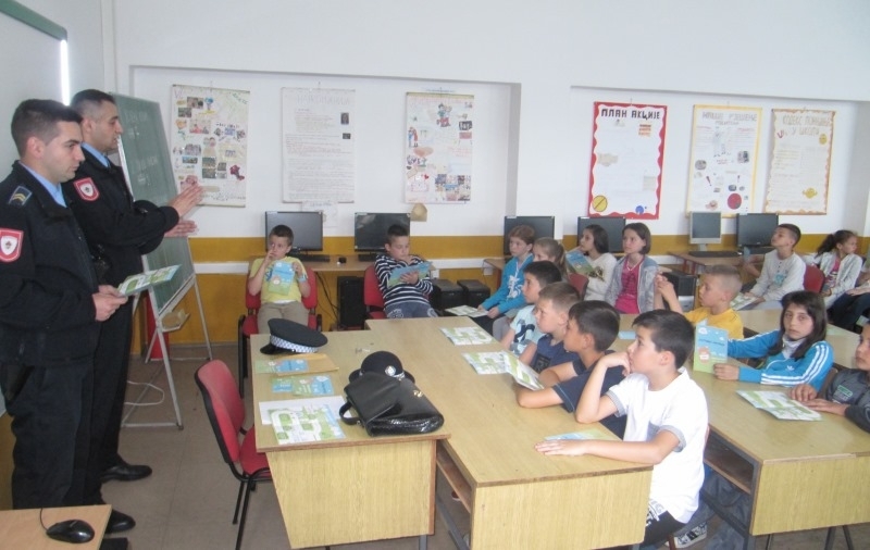 REALIZACIJA KAMPANJE "RASTIMO SIGURNO": Policijska stanica Doboj 1 organizuje edukativno predavanje i podjelu materijala u OŠ "Sveti Sava"