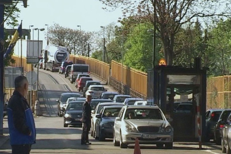 PUTEVI: Pojačan saobraćaja na prelazima Gradiška i Gradina