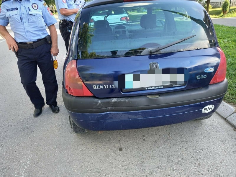 TESLIĆ: Za tri dana policija oduzela tri putnička i jedno teretno vozilo (FOTO)