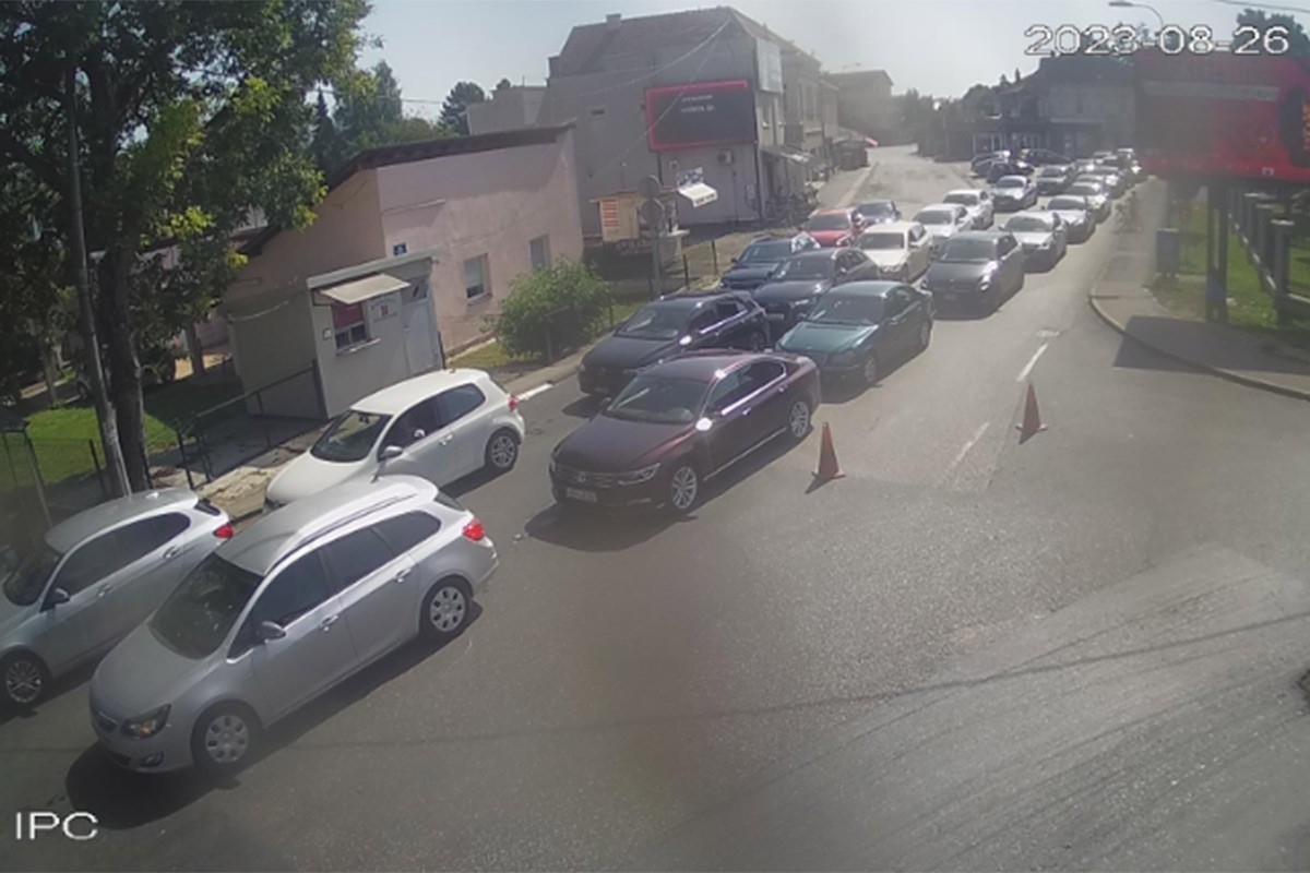 Duge kolone vozila na više prelaza u BiH