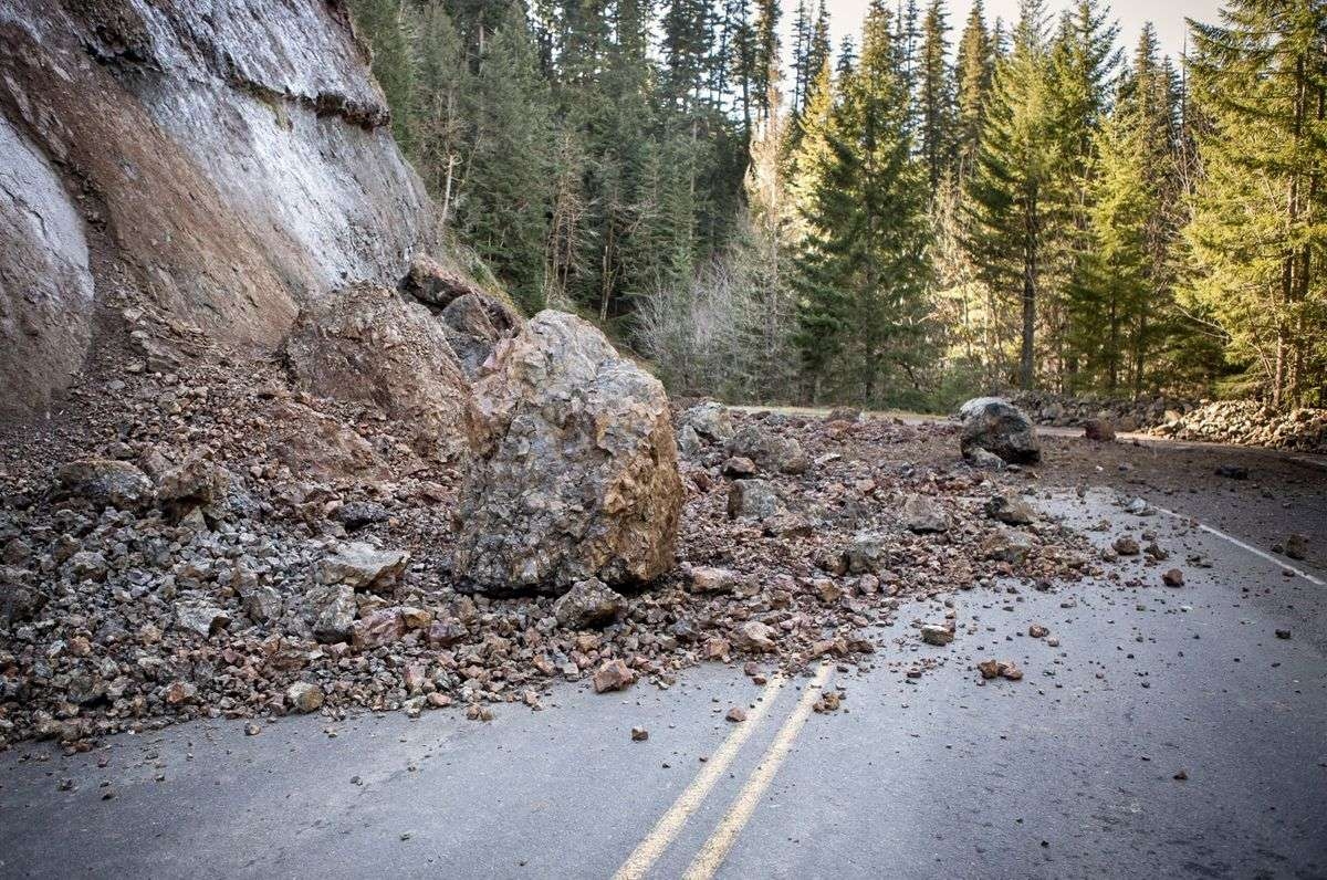 PUTEVI: Mogući odroni na dionicama kroz usjeke