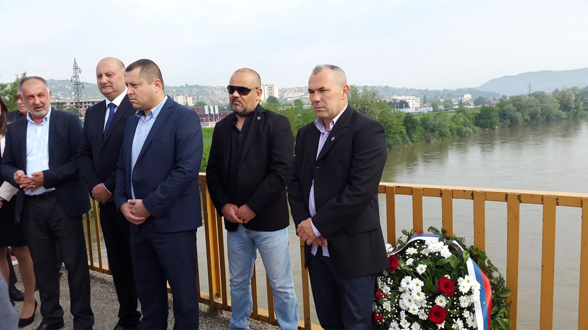 DOBOJ: Vijenci za 11 stradalih u poplavama 2014. godine (FOTO)