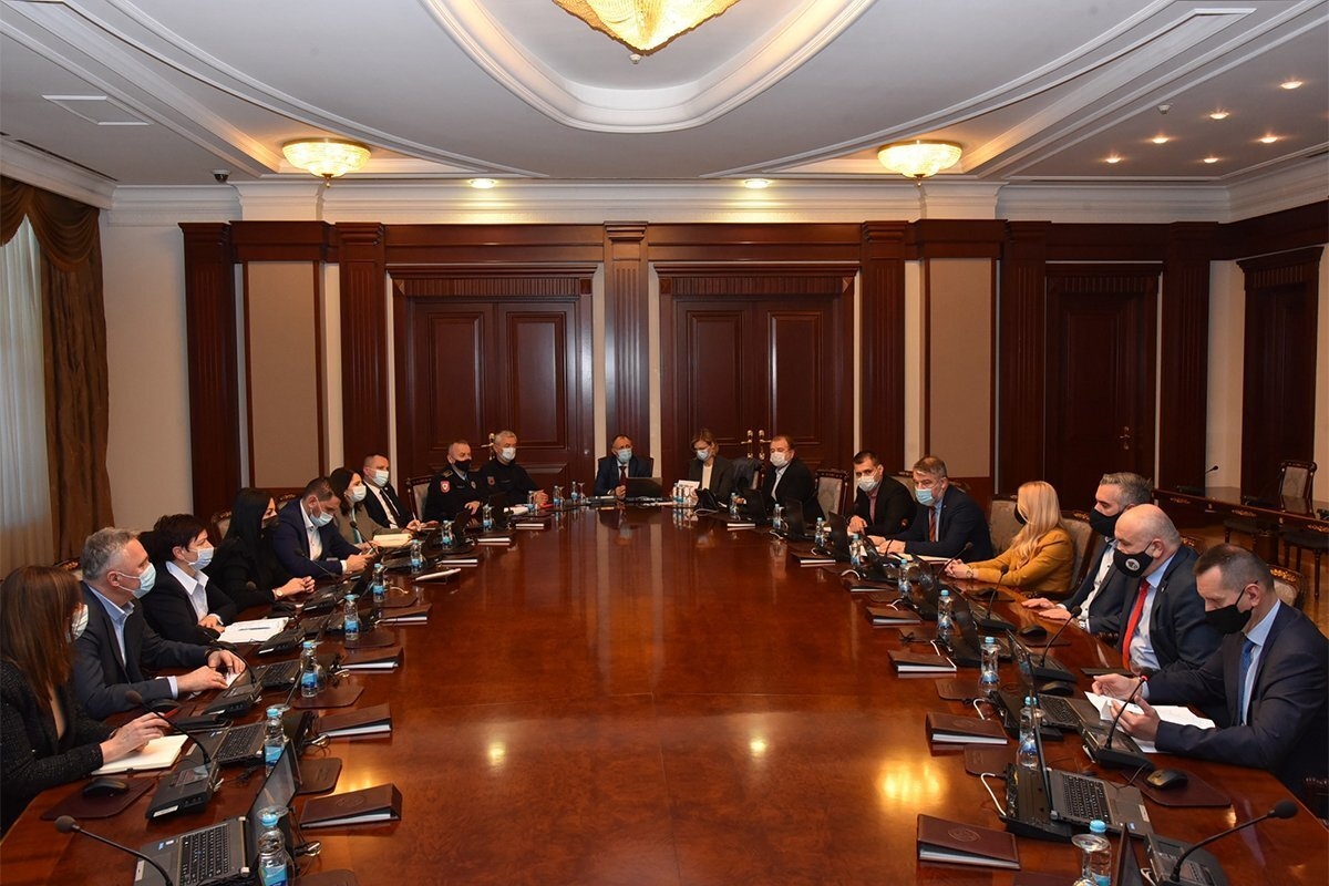 NOVE MJERE U SRPSKOJ: Skraćena izolacija i radno vrijeme kafića