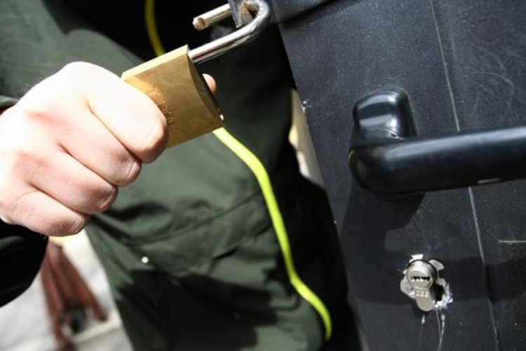 DOBOJ: Čistačica lažno prijavila pljačku, uhapšena sa dva saučesnika