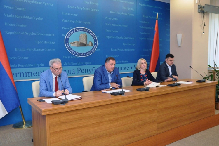 Najavljeno povećanje plata za 12,5 i penzija za 2,5 odsto!?