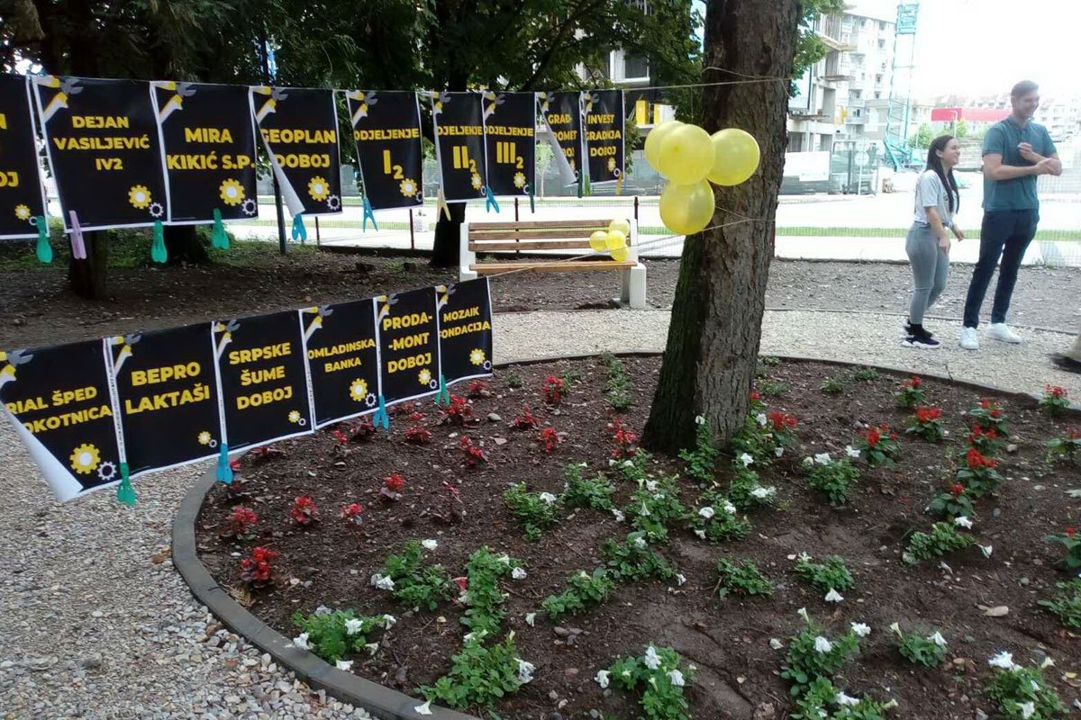 DOBOJ: Maturanti uzeli lopate u ruke i izgradili park
