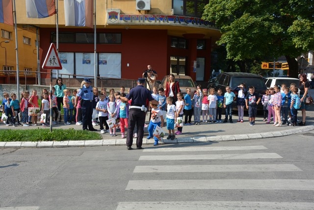 DOBOJ: Akcija „Zaštitimo djecu u saobraćaju“ (VIDEO)