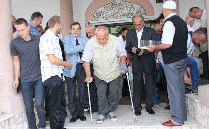 DOBOJ Prepune džamije na bajram-namazu