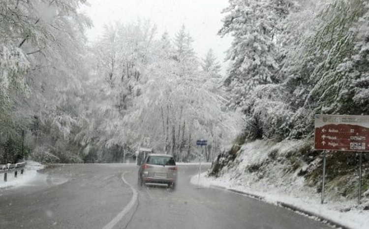 PUTEVI: Kolovozi vlažni, poledica na planinskim prevojima