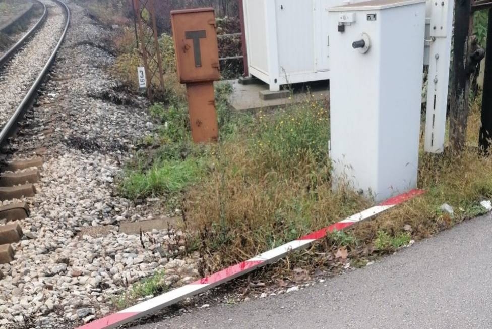 DOBOJ: Bez imalo griže savjesti golfom polomio rampu na pružnom prelazu