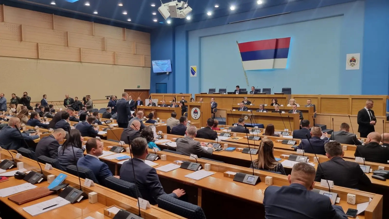 NSRS PO HITNOM POSTUPKU: Kome se povećavaju plate u RS?