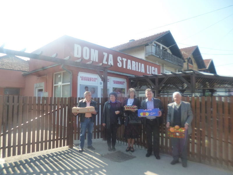 UZ VASKRŠNJE PRAZNIKE: Penzioneri darivali stara lica (FOTO)
