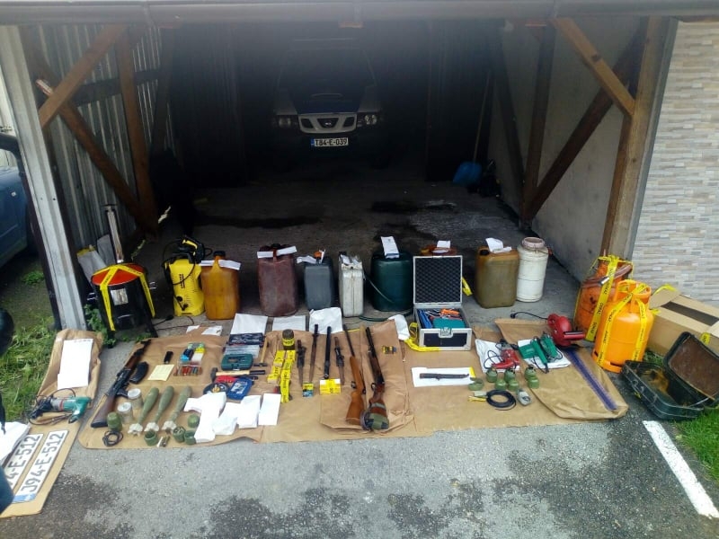 DOBOJ: Pronađen i oduzet veliki broj raznog oružja