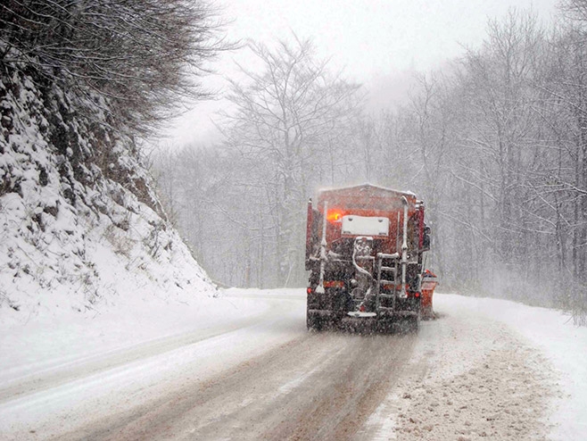 PUTEVI: Kolovozi mokri i klizavi, na planinskim prevojima snijeg