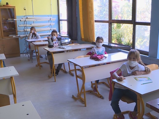 ŠKOLE SPREMNE ZA UČENIKE Od sutra nastava u đačkim klupama, ali ne za sve