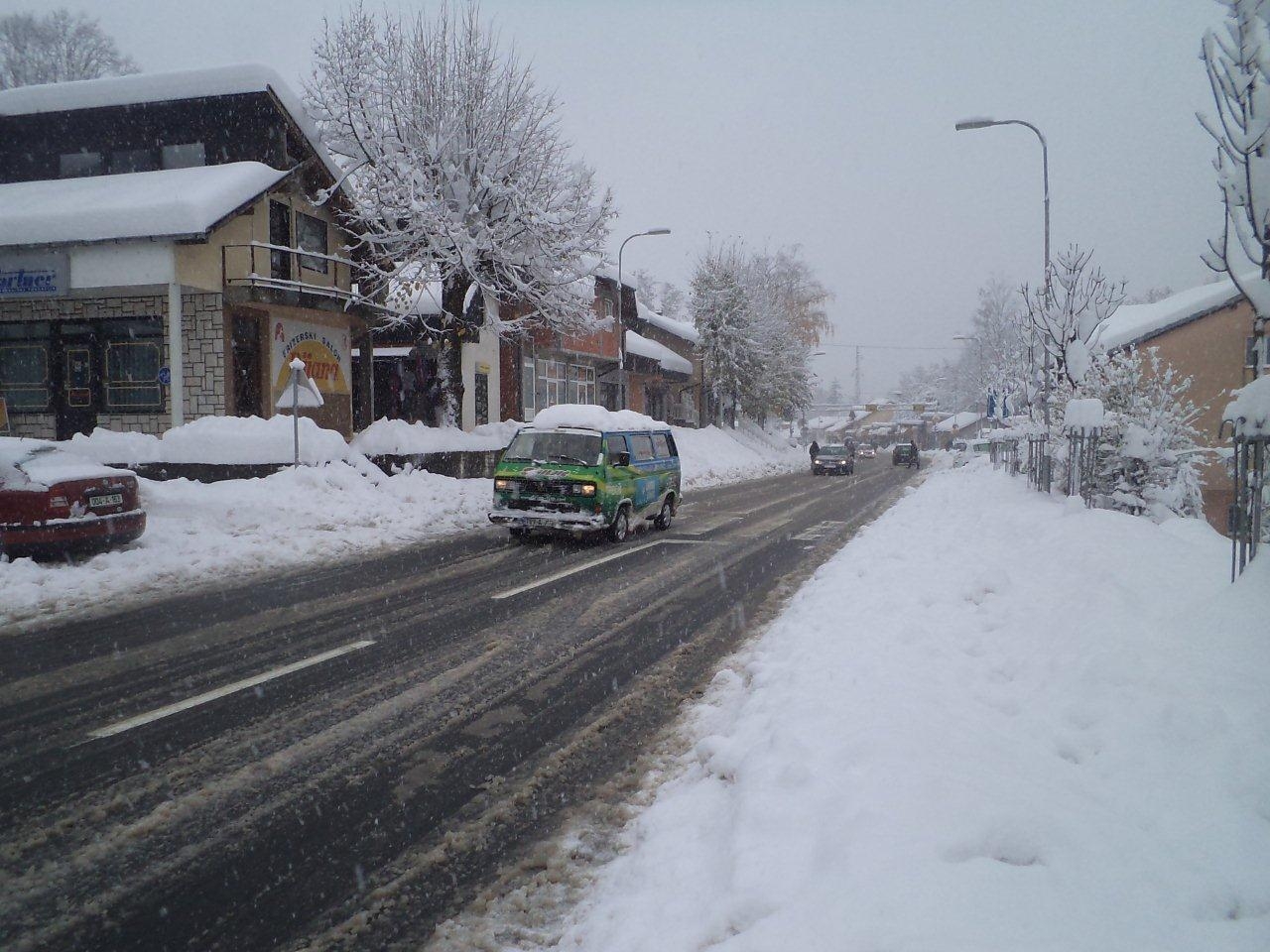 PUTEVI: Djelimično zasnježeni kolovozi u višim predjelima