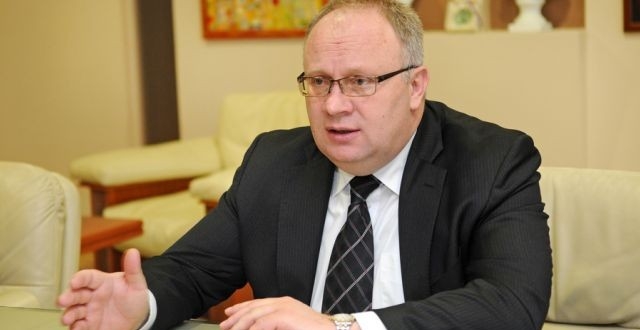 DOBOJSKI INFO PITA MINISTRA BOGDANIĆA Čega ste vi ministar, zdravstva ili policije?!