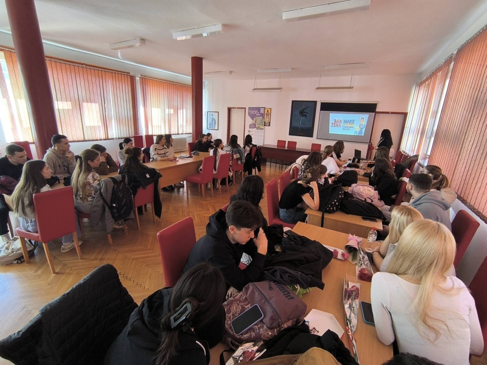 DOBOJ: Predavanje o značaju ženskih prava i prevenciji nasilja u Gimnaziji "Jovan Dučić" (FOTO)