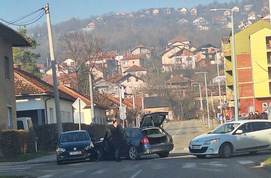 DOBOJ: Ponovo saobraćajna nezgoda na raskrsnici ulica Jug Bogdana i Kneza Lazara