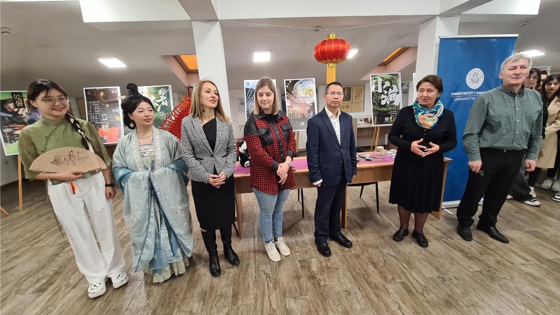 DOBOJ: Otvorena izložba "Čaj, ljubav i svijet"