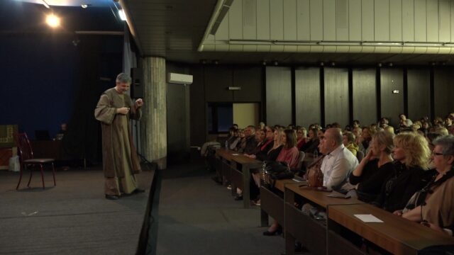 DOBOJ: Odigrana monodrama “Reči o svečoveku”