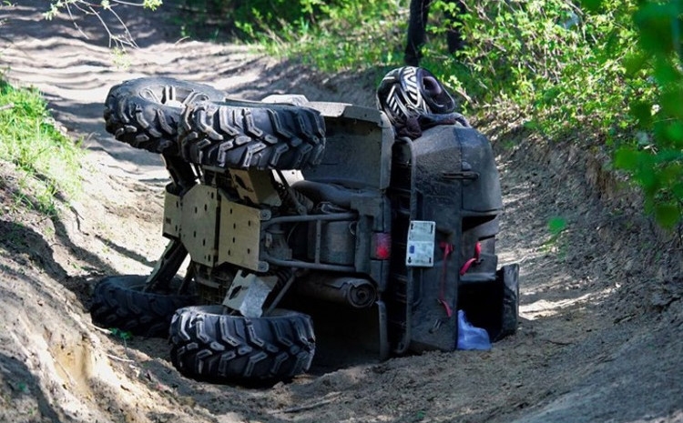 DOBOJ: Prilikom pada sa četverocikla jedno lice smrtno stradalo, drugo zadobilo tjelesne povrede