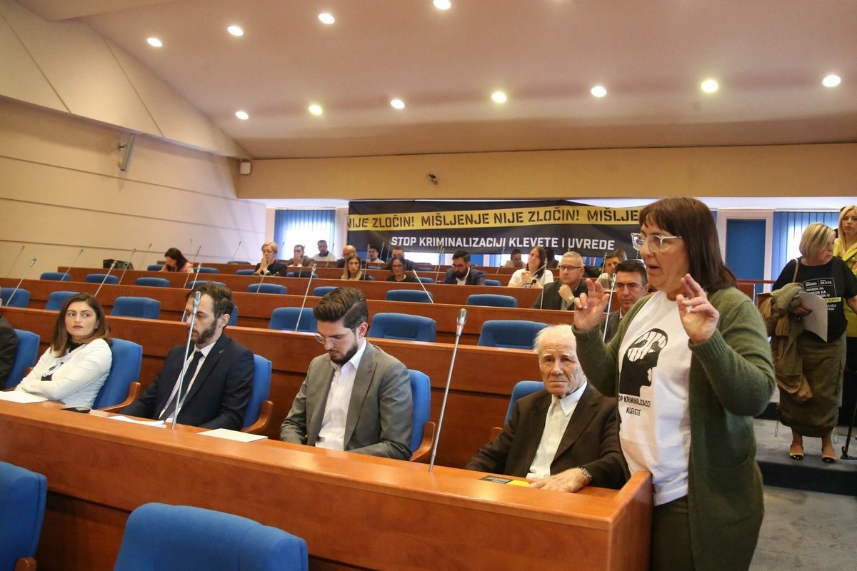 "MIŠLJENJE NIJE ZLOČIN" Novinari demonstrativno napustili raspravu o kriminalizaciji klevete