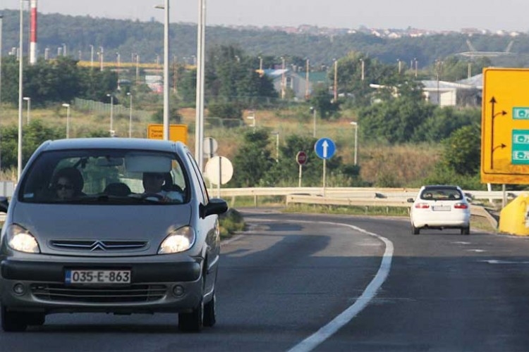 PUTEVI: Nesmetano odvijanje saobraćaja, mogući su sitniji odroni kroz usjeke