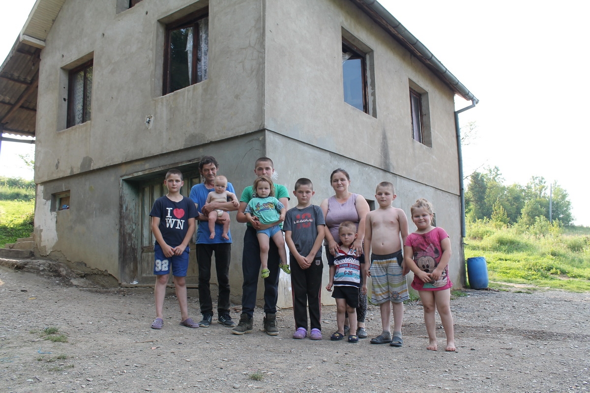 „Devetoro male djece čeka adekvatne uslove za odrastanje!“ U posjeti porodici Кokić iz Podnovlja kod Doboja (FOTO)